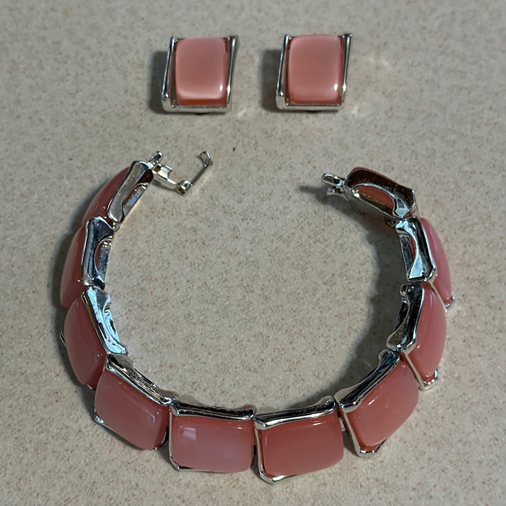 Vintage Kramer silver tone pink bead bracelet and clip on earrings (566)